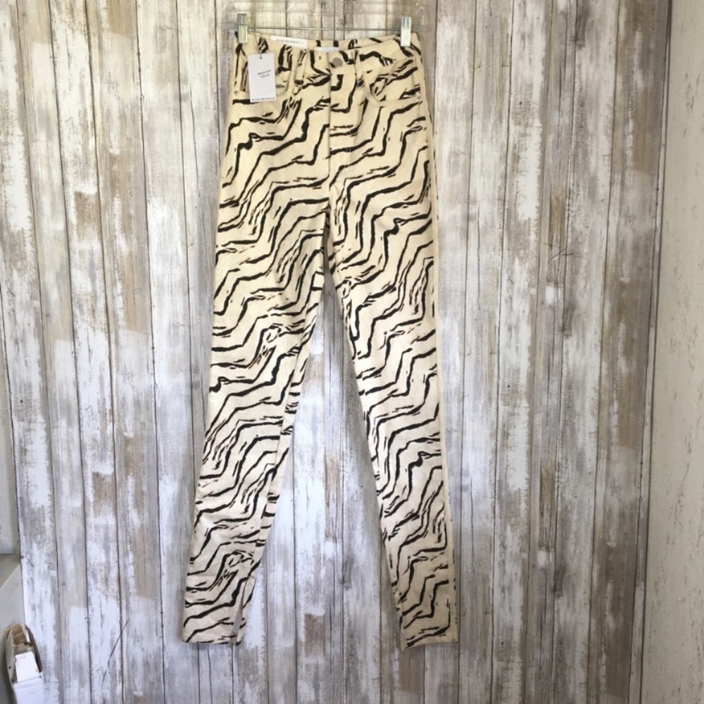 NWT WeWoreWhat Zebra Print Slit Hem Straight Leg Jeans Cream Black Size 26 - Picture 3 of 10